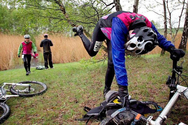 Tømning. Efter turen i Birkedal Sø (t.v.), hvor vandet når op over navlen, er der lige tid til at hælde vand ud af fodtøjet (herover), inden holdet hurtigt kører videre mod nye udfordringer. 
