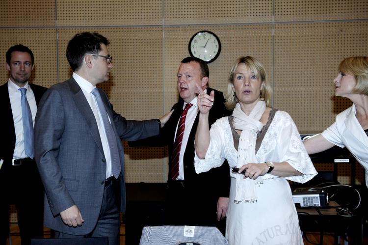 Toppolitikere. Fire styks ministre var i dag samlet på Ørestad Gymnasium i anledning af rejseholdets fremlæggelse. Højre er det undervisningsminister Tina Nedergaard, vicestatsminister Lene Espersen, statsminister Lars Løkke Rasmussen og økonomiminister Brian Mikkelsen. 