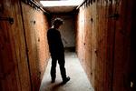 Oliver Ussing har selv været mobbeoffer i barndommens magtkampe, og han finder det hyklerisk, når man fortæller børn, at de ikke må slå. Og så efterlyser han mere brutalitet og mindre pubertets- romantik i danske ungdomsfilm.  Fotos: Per Folkver 
