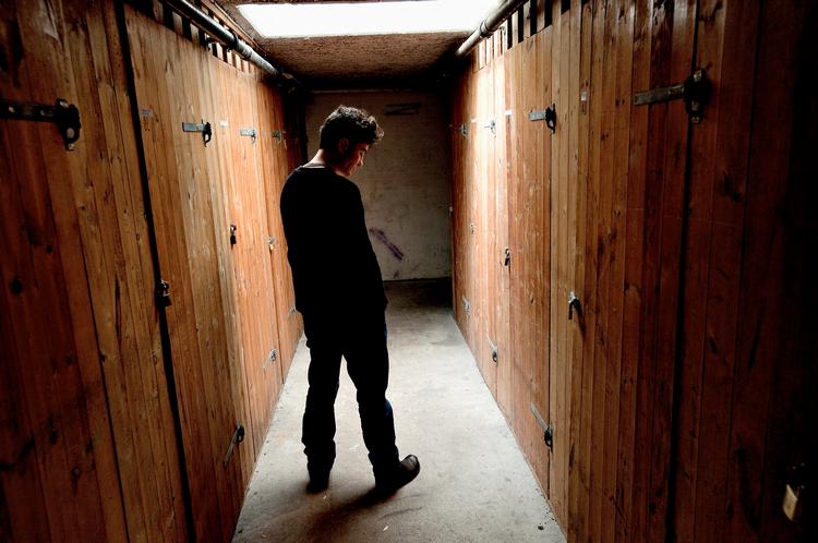 Oliver Ussing har selv været mobbeoffer i barndommens magtkampe, og han finder det hyklerisk, når man fortæller børn, at de ikke må slå. Og så efterlyser han mere brutalitet og mindre pubertets- romantik i danske ungdomsfilm.  Fotos: Per Folkver 