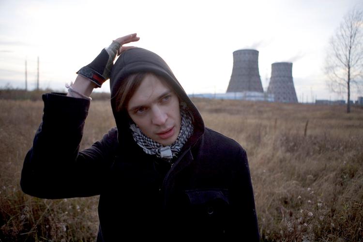 Vodka. Danseren Vova (billedet) er  hovedpersonen i Boris Bertrams nye  dokumentar 'Tankograd', der sætter sig for at sætte en dagsorden, der traditionelt er journalistikkens. 