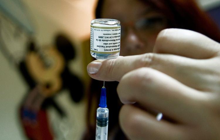 Vaccine. Over hele verden er der anvendt enorme mængder af vaccine mod influenza A (H1N1). 
