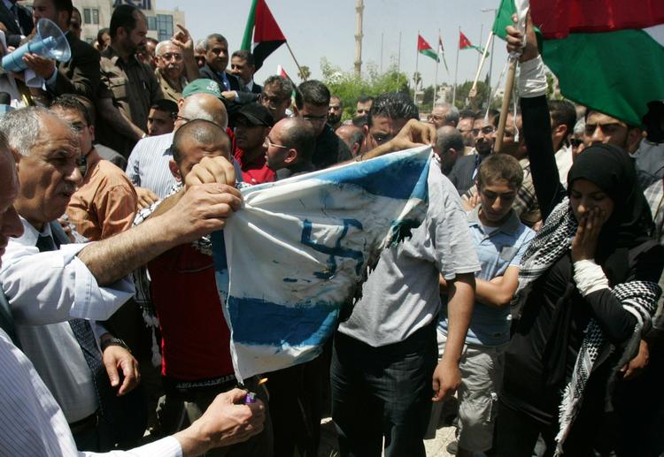 Vrede. Israel er kommet i unåde over det meste af mellemøsten, siden israelske styrker borede et aktivistskib ud for Gaza. Her er det demonstranter i Jordan, der brænder Israels flag. Arkivfoto. 