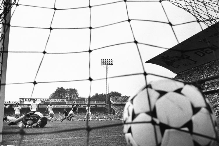 4-2. Michael Laudrup scorer et af sine to mål i kampen mod Sovjetunionen 5. juni 1985. Arkivfoto. 
