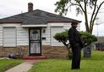 Museum. Michael Jacksons far har begejstret sagt ja til opførelsen af et museum i familiens hjemby. Sagen kan skabe splid i Jackson-klanen. Her ses Joe Jackson på plænen foran familiehjemmet i Gary, Indiana. 