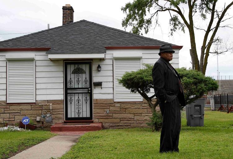 Museum. Michael Jacksons far har begejstret sagt ja til opførelsen af et museum i familiens hjemby. Sagen kan skabe splid i Jackson-klanen. Her ses Joe Jackson på plænen foran familiehjemmet i Gary, Indiana. 