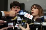 Korrupt. Patti Blagojevich (th.) gør alt, hvad hun kan for at hjælpe sin hårdtpressede mand, den tidligere guvenør i staten Illinois Rod Blagojevich (tv.). Arkivfoto. 