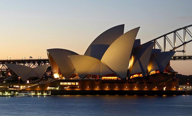 Nedslidt. Jørn Utzons operahus i Sydney er så slidt, at det kan være farligt at optræde der. 