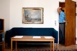 opdagelsen. Kontorchef Peter Birk Petersen har hidtil intet anet om, at det maleri han har overtaget fra en tidligere kollega, er politianmeldt. 