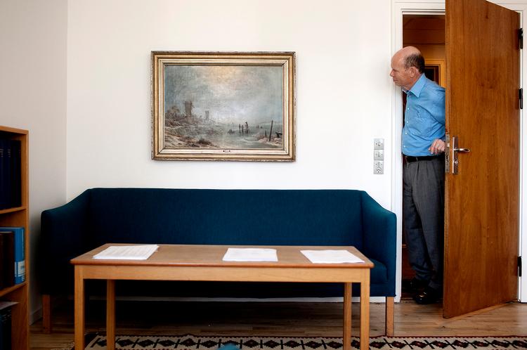 opdagelsen. Kontorchef Peter Birk Petersen har hidtil intet anet om, at det maleri han har overtaget fra en tidligere kollega, er politianmeldt. 
