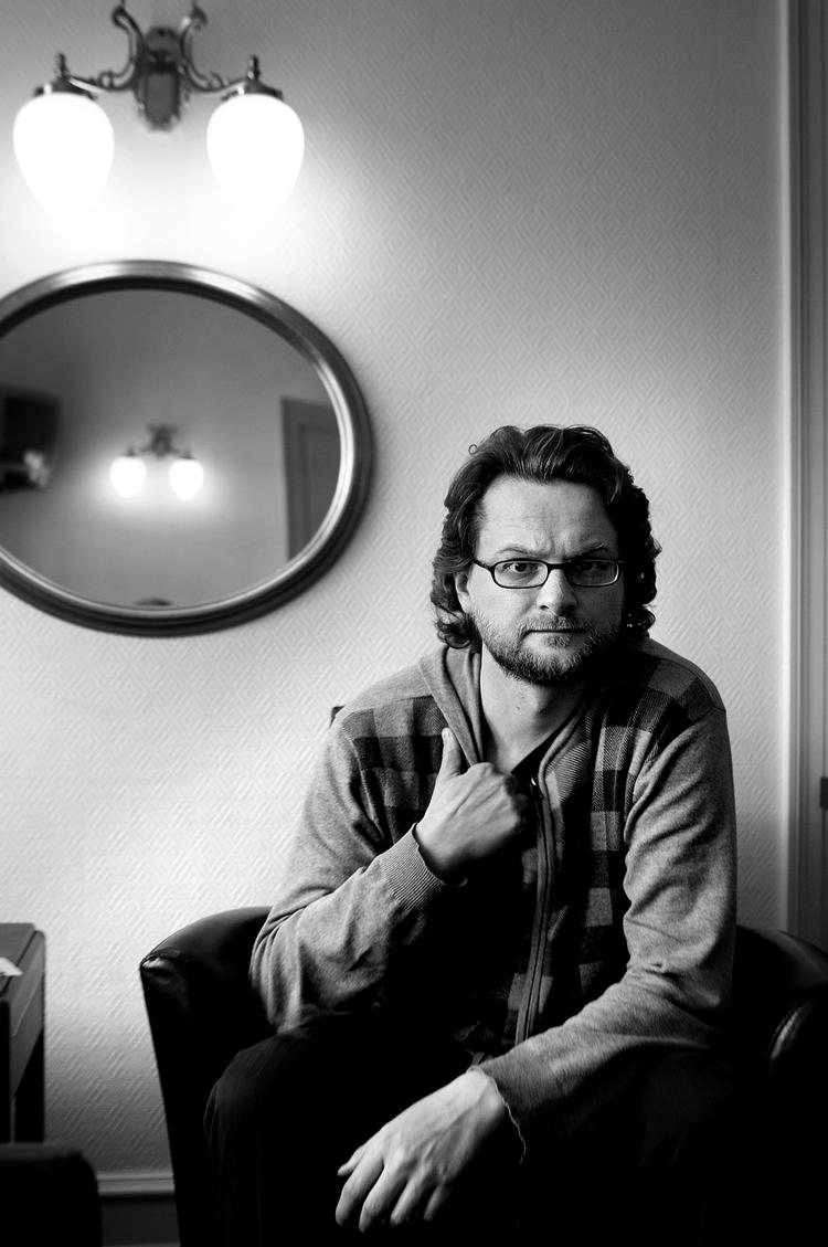 HELLIGBRØDE. »Der er ingen tradition i polsk  litteratur for at beskrive familien så dystert, som jeg gør i 'Skarn'. Familien er hellig, så det er en stor provokation«. Wojciech Kuczok, en af Polens mest populære forfattere, skildrer med had og humor en nærmest absurd barndom. Foto: Finn Frandsen 