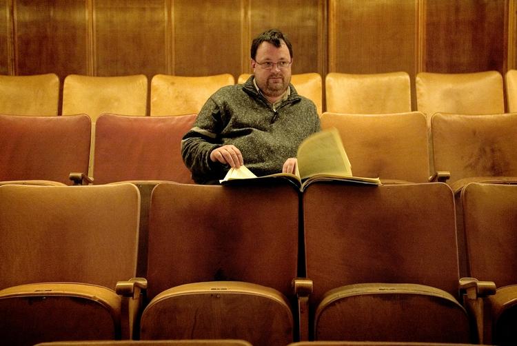 Det lykkedes Bent Sørensen (i billedet) både at lade musikerne slå enkle rytmer i hele sektioner med rytmestave og nynne vemodige melodier. 