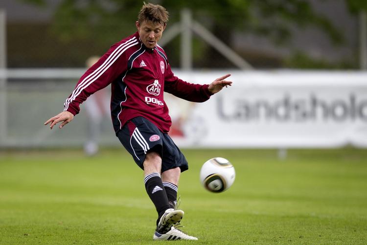 TRÆNING. Jon Dahl Tomasson og de øvrige landsholdsspillere skal fortsat turde slå lange afleveringer på tværs. Arkivfoto. 