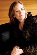 Fund. Tracy Chevalier - kendt for bl.a. 'Pige med perleørering' tager i 'Forunderlige skabninger' læseren med ud at samle forsteninger. Foto: Sven Arnstein 