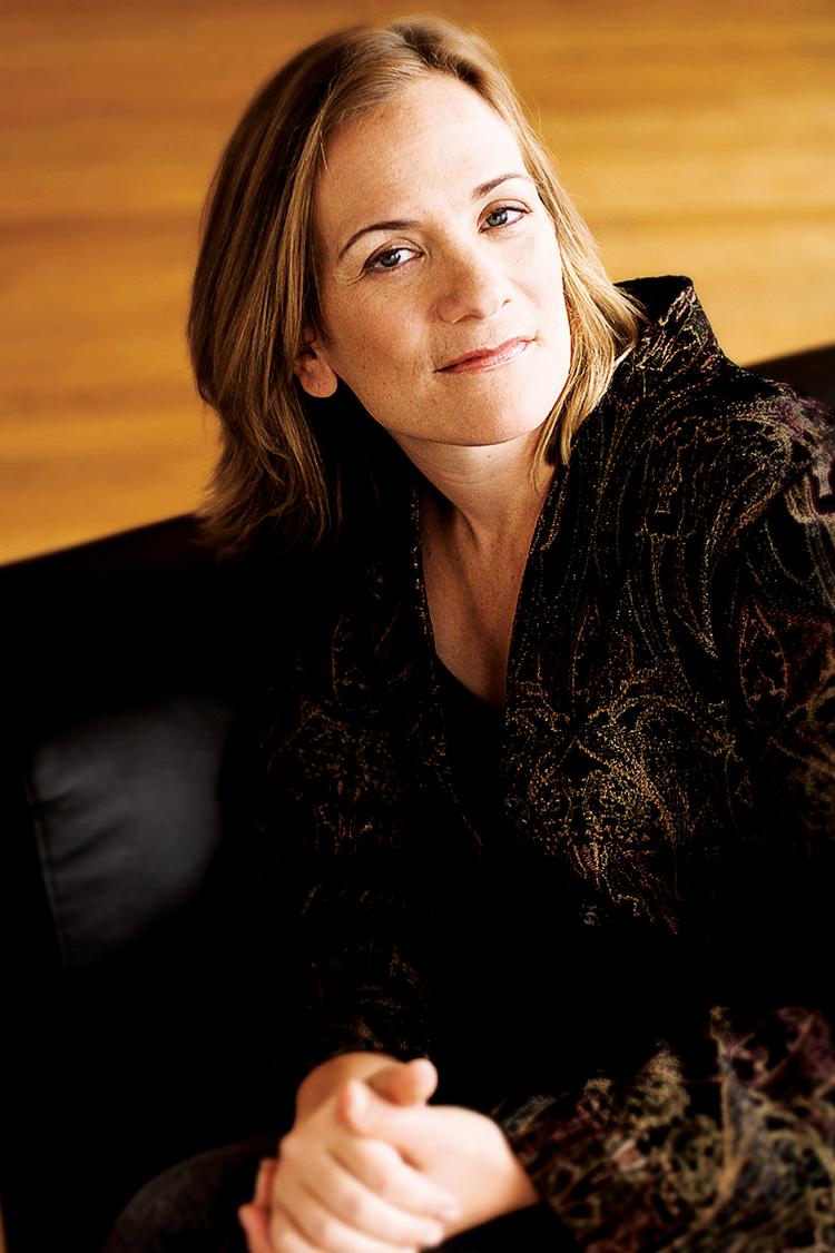 Fund. Tracy Chevalier - kendt for bl.a. 'Pige med perleørering' tager i 'Forunderlige skabninger' læseren med ud at samle forsteninger. Foto: Sven Arnstein 