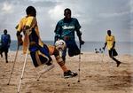 Fodbold. Spillere fra Single Leg Ambutee Sports Club træner på Lumley Beach, Freetown, Sierra Leone. 