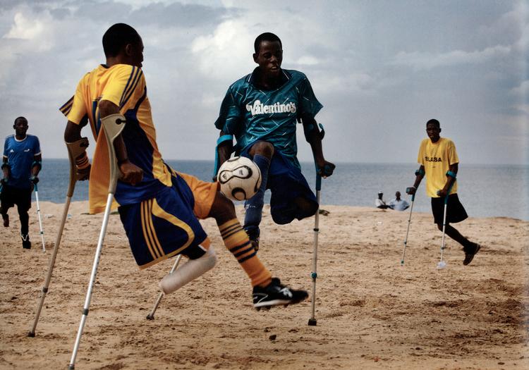 Fodbold. Spillere fra Single Leg Ambutee Sports Club træner på Lumley Beach, Freetown, Sierra Leone. 
