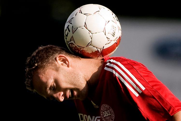 ROMMEDAHL. »Jeg synes, at det er en skandale, at en spiller, der har været med til at kvalificere Danmark til VM, bliver pebet ud i Parken«. Morten Olsen om sin yndlingsraket.