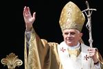 Selvhøjtidelig? Den katolske kirke møder kritik i den ene bog efter den anden. Her ses pave Benedikt XVI. 