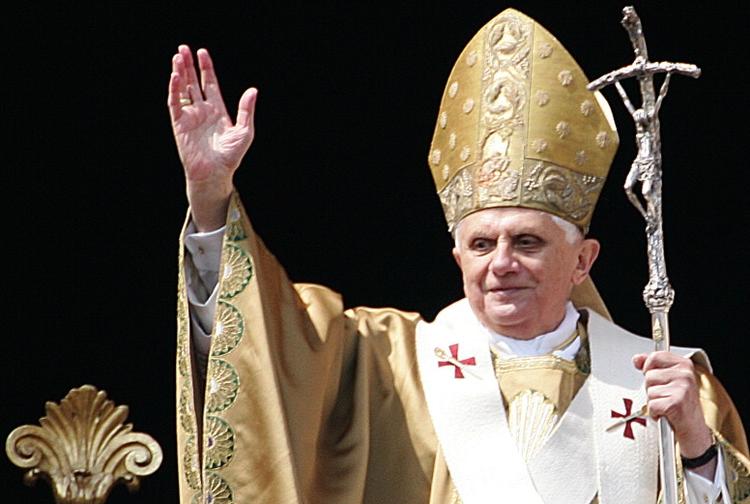 Selvhøjtidelig? Den katolske kirke møder kritik i den ene bog efter den anden. Her ses pave Benedikt XVI. 