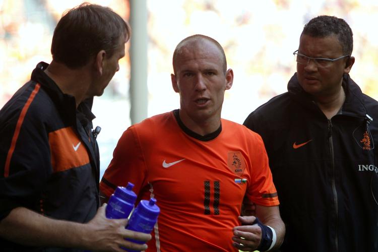 FRUSTRERET. Efter at have scoret to mål måtte Arjen Robben lade sig udskifte med en skade i Hollands testkamp mod Ungarn. 