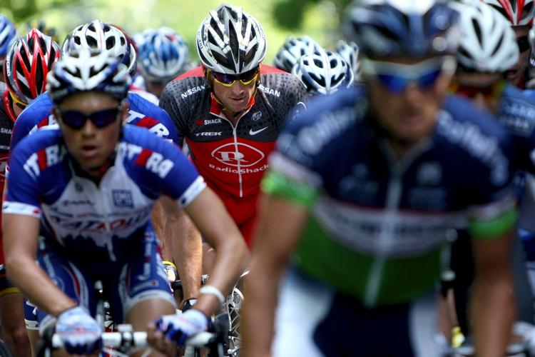 udelukket. Lance Armstrong i RadioShack-trøjen (midt i billedet), som ikke bliver synlig i feltet under Vueltaen. Arkivfoto. 