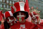 Pristjek. Danske fodboldfans i Sydafrika skal se sig grundigt for, når de vælger, hvilket dansk teleselskab, der skal stå på telefonregningen. Prisforskellene er enorme. 