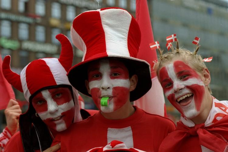 Pristjek. Danske fodboldfans i Sydafrika skal se sig grundigt for, når de vælger, hvilket dansk teleselskab, der skal stå på telefonregningen. Prisforskellene er enorme. 