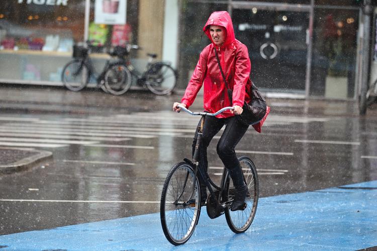 Vand. Kør forsigtigt og hold øje med kælderen, lyder rådet fra DMI. 