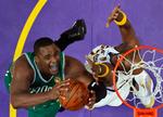 finaledyst. Boston Celtics Glen Davis (tv) scorer i anden finalekamp mod Los Angeles Lakers. 