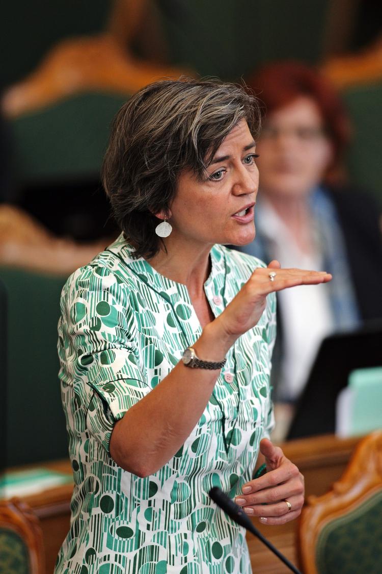 GENOPRETNING. Margrethe Vestager (R) håber, at regeringen lytter til vismænd. 