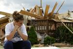 Vindblæst. 13-årige Jordan Taylor sidder foran  naboens ødelagte hjem i byen Millbury, Ohio. 