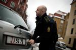 Med en scanner, der automatisk undersøger om en nummerplade er i registrene, bliver det blandt andet lettere for politiet at få fat i efterlyste, men også bilister, der ikke har betalt registreringsafgift. Her klippes en nummer plade under en almindelig kontrol. 