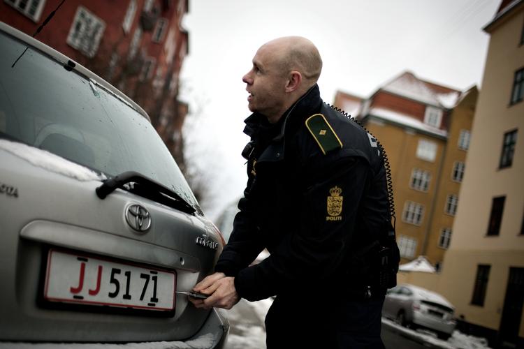 Med en scanner, der automatisk undersøger om en nummerplade er i registrene, bliver det blandt andet lettere for politiet at få fat i efterlyste, men også bilister, der ikke har betalt registreringsafgift. Her klippes en nummer plade under en almindelig kontrol. 