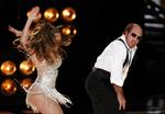 Tom Cruise and Jennifer Lopez optræder under showet. 