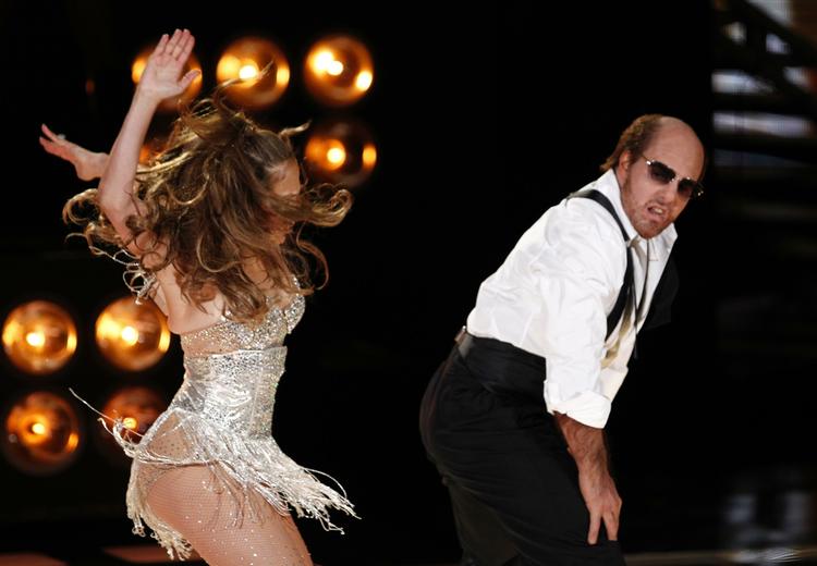 Tom Cruise and Jennifer Lopez optræder under showet. 