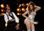Tom Cruise and Jennifer Lopez optræder under showet. 