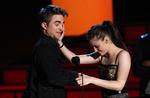 Kristen Stewart og Robert Pattinson på scenen. De modtager prisen for Bedste kys. 