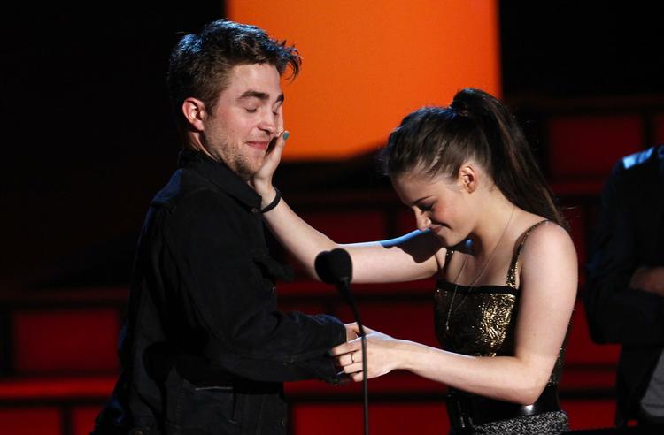 Kristen Stewart og Robert Pattinson på scenen. De modtager prisen for Bedste kys. 