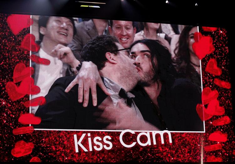 Jonah Hill og Russell Brand kysser, da prisen for bedste kys bliver præsenteret. 