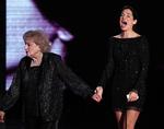 Sandra Bullock hviner, da Betty White slæber af sted med hende under præsentationen af 'MTV Generation Award'. 