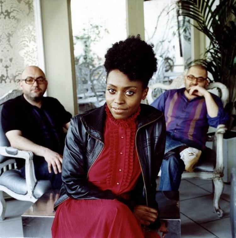 Skye Edwards (i midten) er igen en del af Morcheeba sammen med brødrene Paul og Ross Godfrey. 