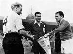 Stjerne. I 'Not Art' bliver forfatterens fodboldgale mor venner med selveste Fenec Puskás, der her ses overrække flaget til modstanderen ved VM i England i 1954. 