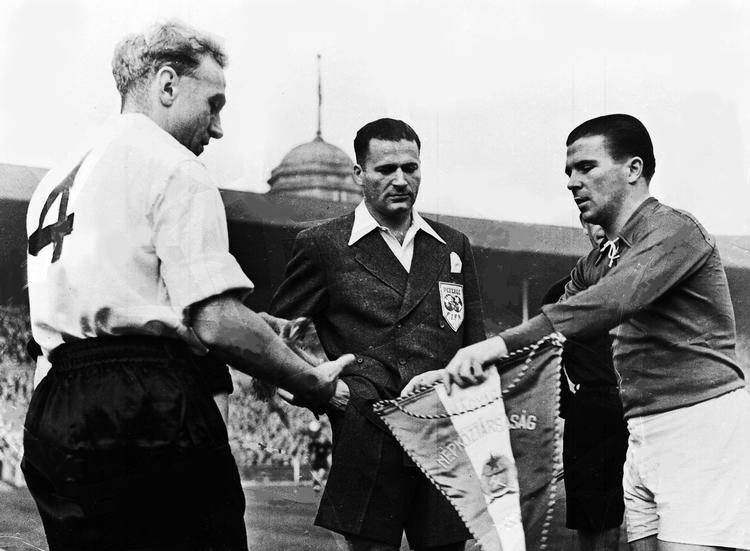 Stjerne. I 'Not Art' bliver forfatterens fodboldgale mor venner med selveste Fenec Puskás, der her ses overrække flaget til modstanderen ved VM i England i 1954. 