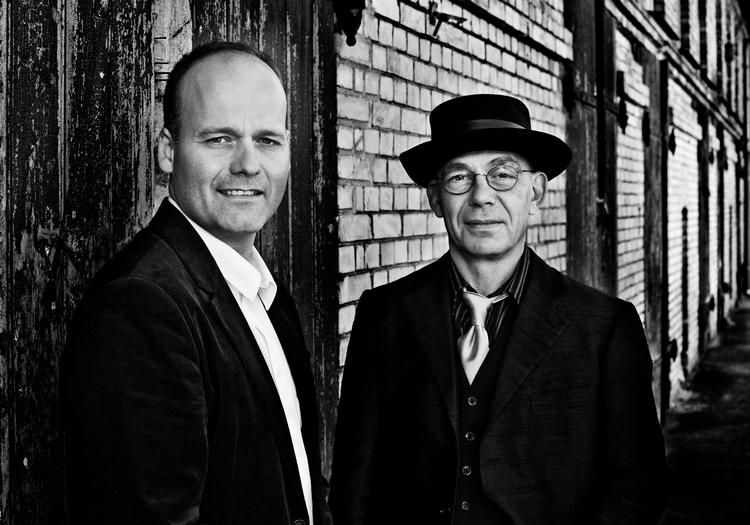 I en alder af 52 år stillede Jes Holtsø (th.) sidste år op i  tv-programmet 'Talent 09' og betog  seere og dommere med sin rustne  og stærke stemme. Nu kan den  høres på plade, hvor Holtsø bakkes op af blandt andre pianisten Morten Wittrock. PR-foto 