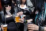 Heavyrock, sommer og  pilsnere var en kombination, der gik rent ind hos det overvejende sortklædte publikum på Ti-Øren, som fik  arrangementet til at løbe tør for øl i en kort periode. Foto: Lærke Posselt 