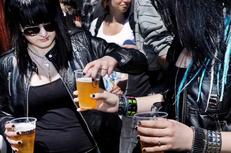 Heavyrock, sommer og  pilsnere var en kombination, der gik rent ind hos det overvejende sortklædte publikum på Ti-Øren, som fik  arrangementet til at løbe tør for øl i en kort periode. Foto: Lærke Posselt 