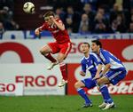 nationalpræg. Den tyske Bundesliga leverer samtlige spillere til den tyske VM-trup. Her er det Bayern Münchens landsholdsspiller Philipp Lahm, der når bolden foran Schalke 04's Kevin Kuranyi, der overraskende blev sorteret fra til landsholdet. Arkivfoto. 