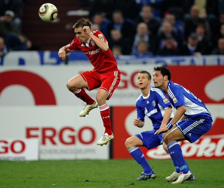 nationalpræg. Den tyske Bundesliga leverer samtlige spillere til den tyske VM-trup. Her er det Bayern Münchens landsholdsspiller Philipp Lahm, der når bolden foran Schalke 04's Kevin Kuranyi, der overraskende blev sorteret fra til landsholdet. Arkivfoto. 
