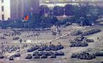 Historie. Kinesiske soldater og tanks forsamler sig dagen efter massakren på Den Himmelske Fredsplads i Beijing. 